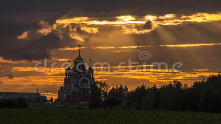 在俄罗斯东正教教堂的背景下日落时天空中飘着云和阳光视频的预览图