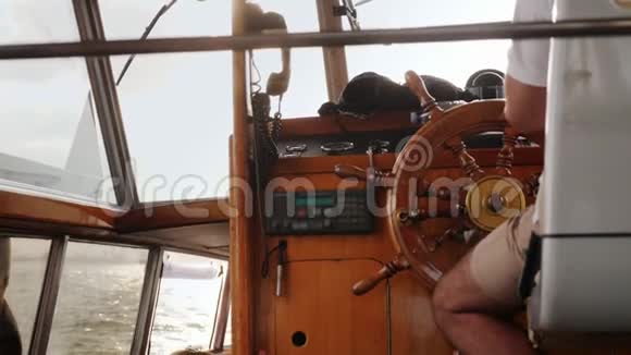 船的舵手掌握在船长手中视频的预览图