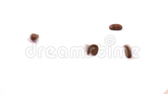 白桌上的咖啡豆视频的预览图