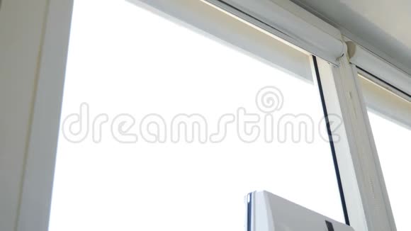客房服务机器人玻璃垫圈形状方形在窗户上移动小型机器人玻璃洗衣机清洗窗户视频的预览图