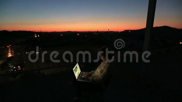 年轻女子在Facebook户外聊天在温暖的夏季傍晚现代城市的日落城市景观背景视频的预览图