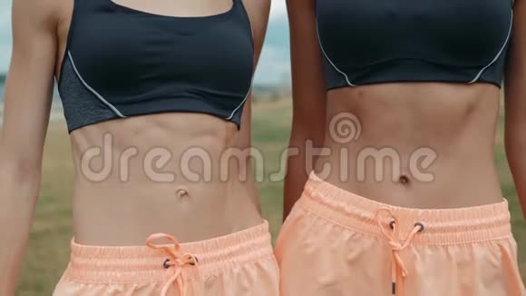 身体健康的女性躯干中段双手放在臀部户外运动的女性瘦小的腹部肌肉视频的预览图