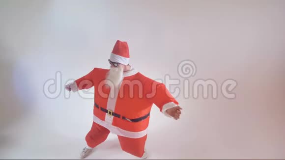 圣诞老人喜欢在白色背景下做有趣的舞蹈动作4K视频的预览图