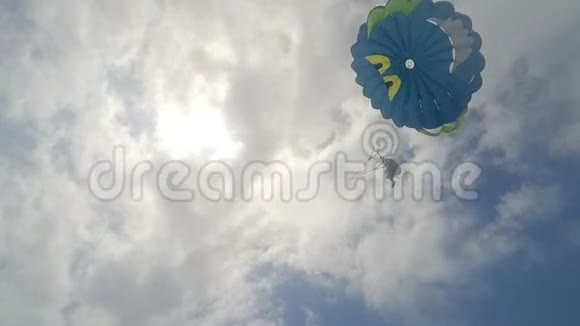 查看滑翔伞POV假期夏季视频的预览图