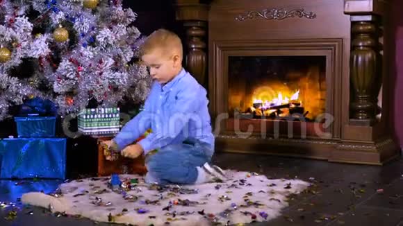 小男孩在圣诞前夜玩玩具快关门视频的预览图