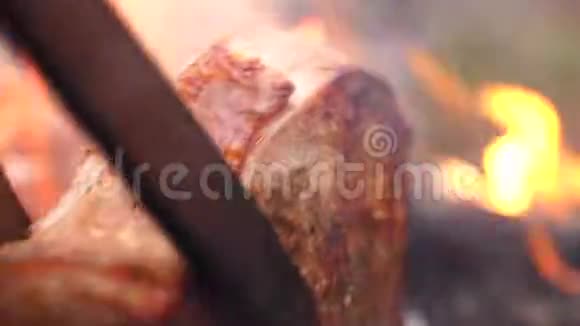 在烤盘上烤烤的美味牛排粉红色多汁肉和新鲜肥美的大牛排上让人叹为观止视频的预览图