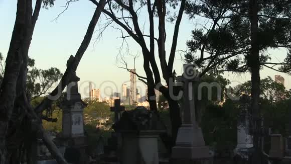 黄昏时分城市在墓地里视频的预览图