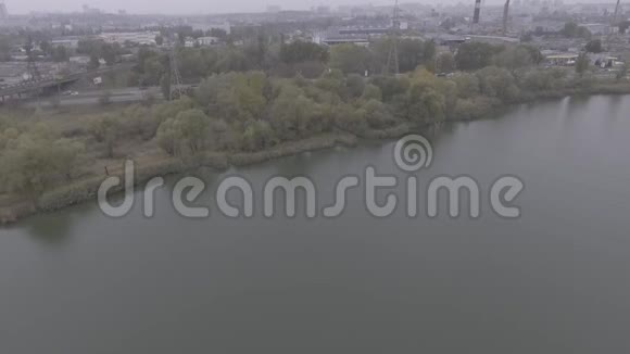 黄昏时分基辅市中心的全景空中拍摄视频的预览图
