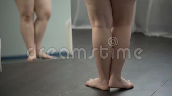 体重超标的女性扁平足和脂肪肥胖问题视频的预览图