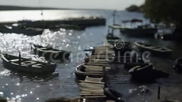 码头上的小渔船视频的预览图
