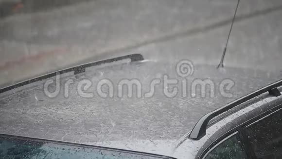 雨落在汽车侧面视频的预览图