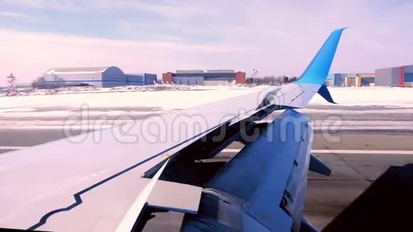 在机场降落飞机从舷窗看视频的预览图
