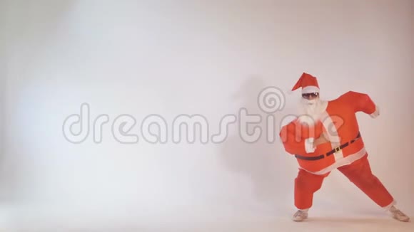 笨拙快乐的圣诞老人在运动时摔倒4公里视频的预览图