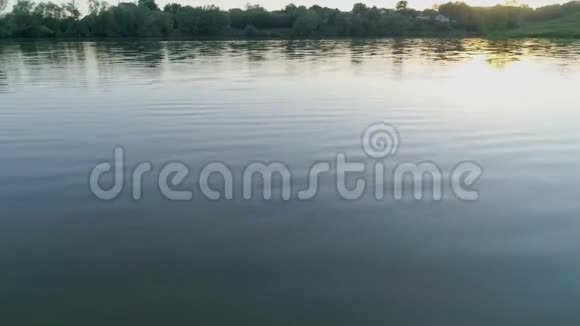 享受大自然的乐趣晚上在湖上的余晖下进行水上旅行视频的预览图