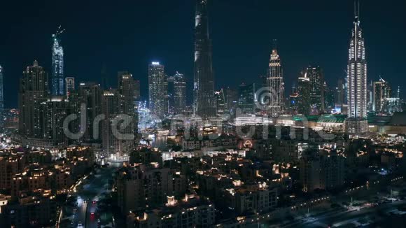 迪拜市中心的天际线在夜晚与摩天大楼和其他塔的全景从迪拜的顶部视频的预览图