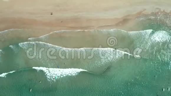 在热带白色沙滩和冲浪板的冲浪者上可以看到海浪的顶部空中无人驾驶飞机观4k海射视频的预览图
