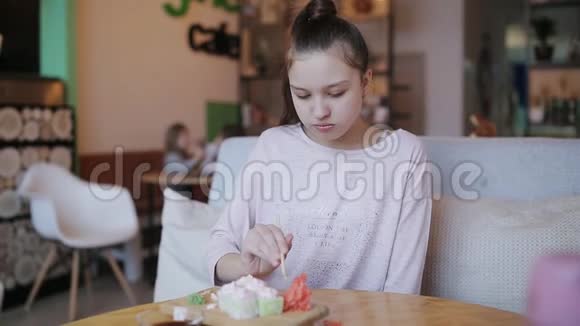 少女在寿司店吃面包视频的预览图