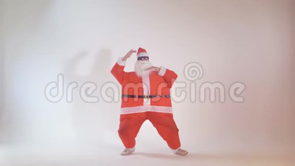 快乐的圣诞老人在少年时跳舞4K视频的预览图
