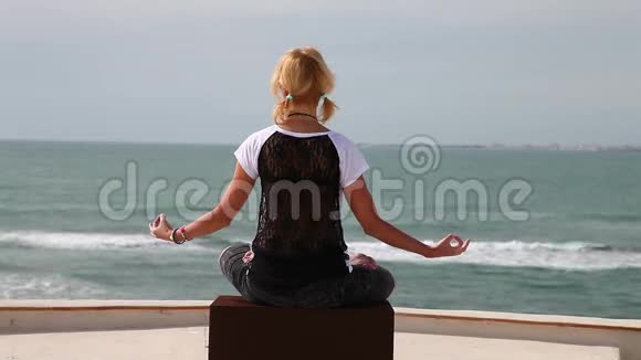 海边的瑜伽视频的预览图
