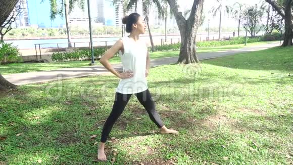 慢动作年轻的亚洲女性瑜伽户外保持冷静和冥想同时练习瑜伽以探索内心的平静视频的预览图