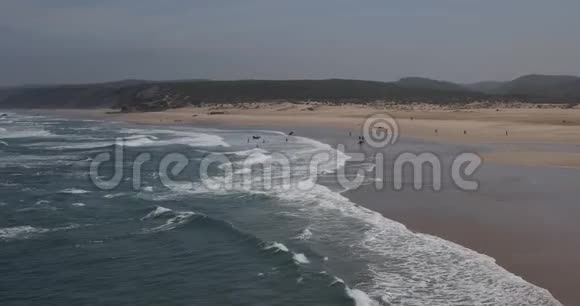 普拉亚达博代拉和木板路构成潮汐小径的一部分或在葡萄牙的水平达卡拉帕特拉行走令人惊叹的景色视频的预览图
