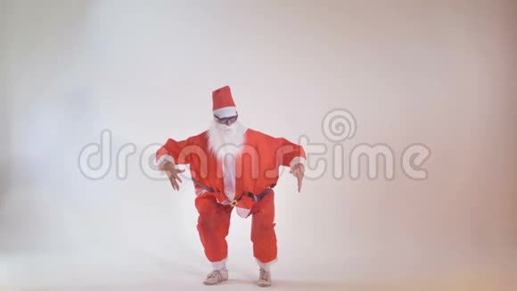 有趣的瘦圣诞老人变得强壮4K视频的预览图