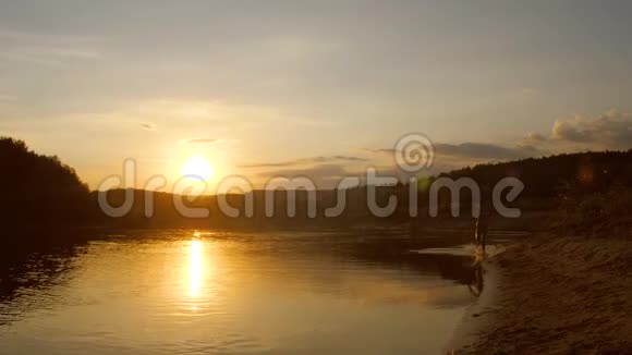 少女在日落时沿着海滩奔跑视频的预览图