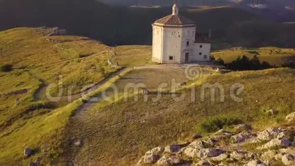 意大利阿布鲁佐山谷乡村教堂令人惊叹的4k上升天线视频的预览图