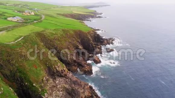 丁格尔半岛令人敬畏的海岸线绿草如茵视频的预览图