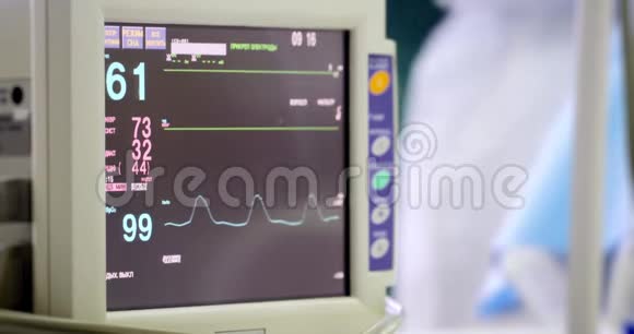 手术过程中的心脏监测器医学外科保健理念拍摄于红色4k10位颜色空间视频的预览图