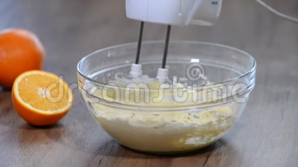 奶油电动手动搅拌机视频的预览图