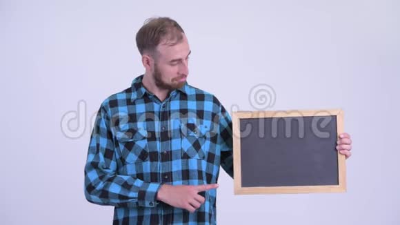 快乐的留胡子的嬉皮士拿着黑板竖起大拇指视频的预览图