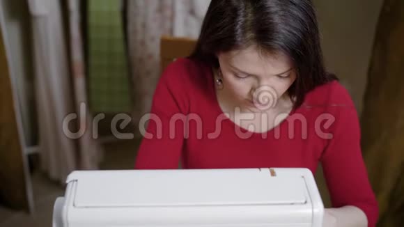 女人缝衣机上的衣服视频的预览图