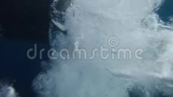 跳水运动员跳水时的气泡视频的预览图