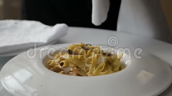 意大利餐厅主厨在意大利面上磨碎松露视频的预览图