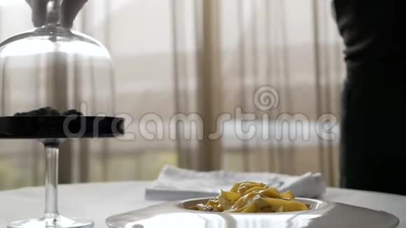 意大利餐厅主厨在意大利面上磨碎松露视频的预览图