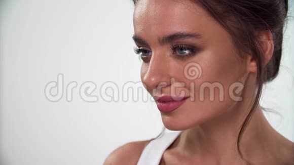 眉毛化妆女人用画笔特写梳理眉毛视频的预览图