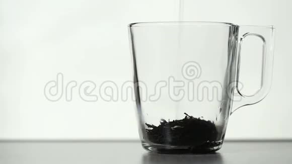 透明杯中的红茶视频的预览图