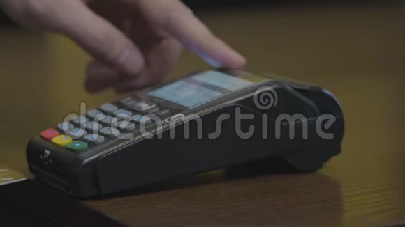 信用卡机器芯片和密码由一个人输入POV一个细节放大在手中没有脸显示在视频的预览图