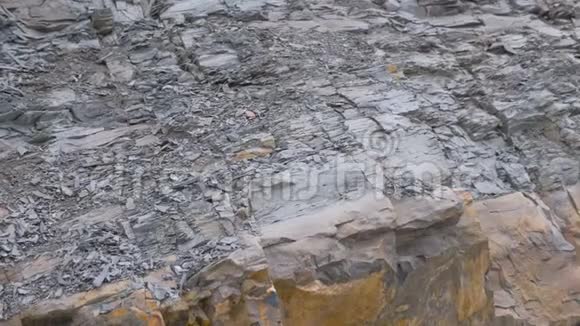 岩石特写镜头灰色和黄色岩石纹理与小岩石视频的预览图