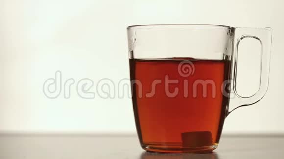 用泡好的茶放在透明杯中的糖块视频的预览图