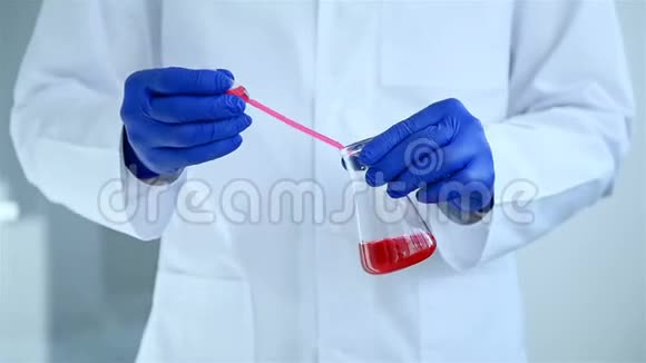科学家丢弃液体物质视频的预览图