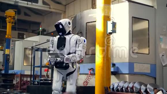 仿生机器人正在工厂管理一台平板电脑视频的预览图