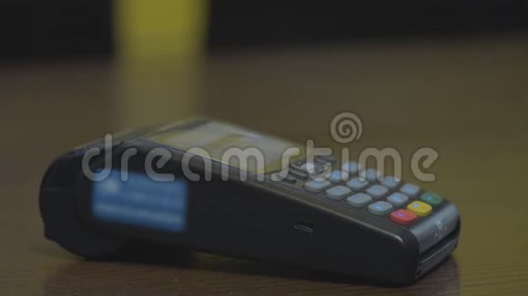 贴心人用信用卡终端店机手商购物钱技术零售支付业务视频的预览图