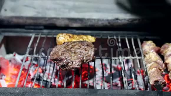 厨师把一块肉放在烤架上一块新鲜多汁的猪肉在煤上烤在烤架上煮肉视频的预览图