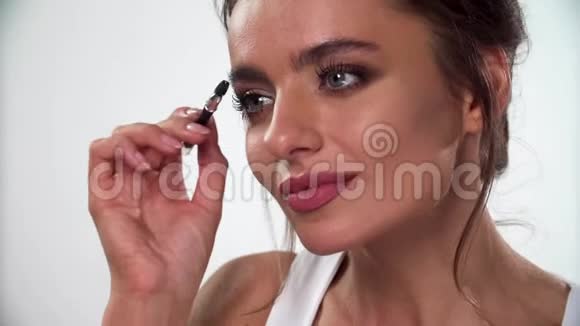 眉毛化妆女人用画笔特写梳理眉毛视频的预览图