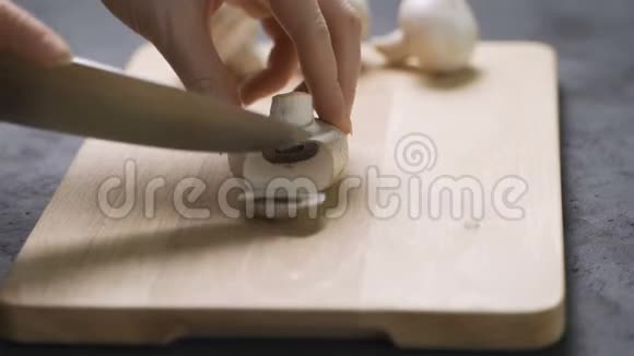 烹饪在厨房切蘑菇视频的预览图