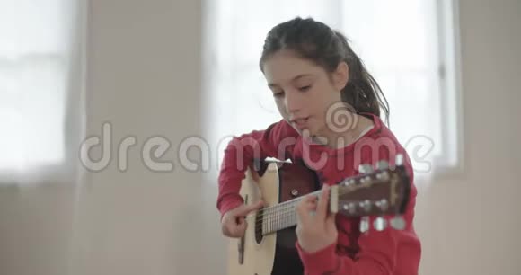 年轻女孩想弹吉他有问题视频的预览图