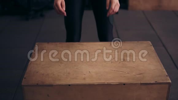 在健身房的木制平台上跳跃的女性运动工底部的透视图视频的预览图