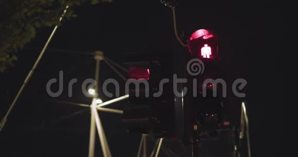 意大利行人交通灯由红到绿城市环境夜晚4k慢动作60p视频视频的预览图